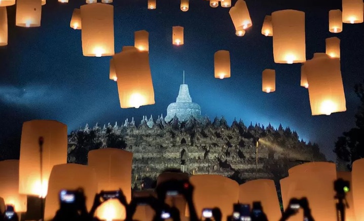 INDAH: Penerbangan lampion yang menjadi salah satu agenda dalam rangkaian acara Waisak di Borobudur.