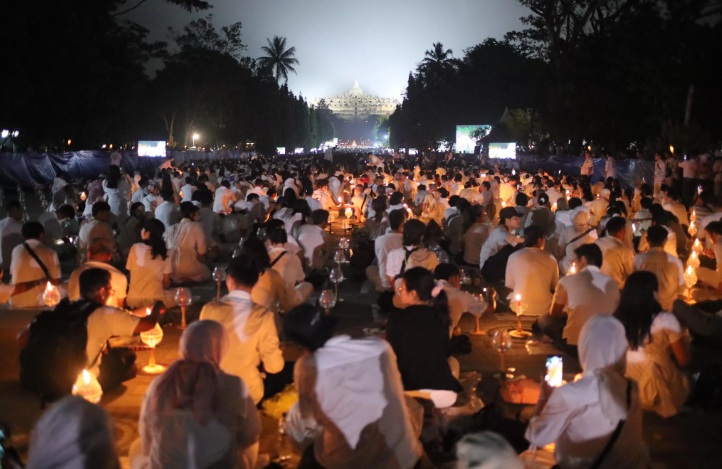 INDAH: Ribuan orang hadir di perayaan Tri Suci Waisak 2568 BE/2024 di Candi Borobudur, Magelang, Jawa Tengah, Kamis (23/5/2024).