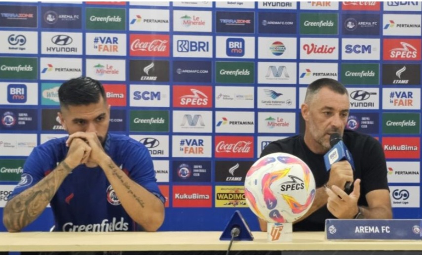 Pelatib Arema FC Ze Gomes (kanan) bersama pemain tim tersebut Julian Guevara (kiri) memberikan keterangan setelah pertandingan melawan Persik Kediri di Stadion Kanjuruhan, Kabupaten Malang.