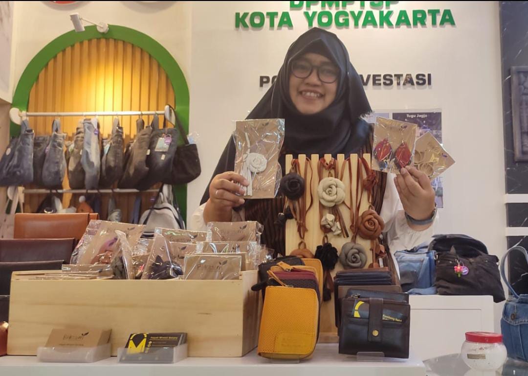 PRODUK ANDALAN: Inayah Minesti Setiana, salah satu pelaku UMKM Binaan Pemerintah Kota Yogyakarta. (DIMAS MAHENDRA/RADAR SURABAYA)