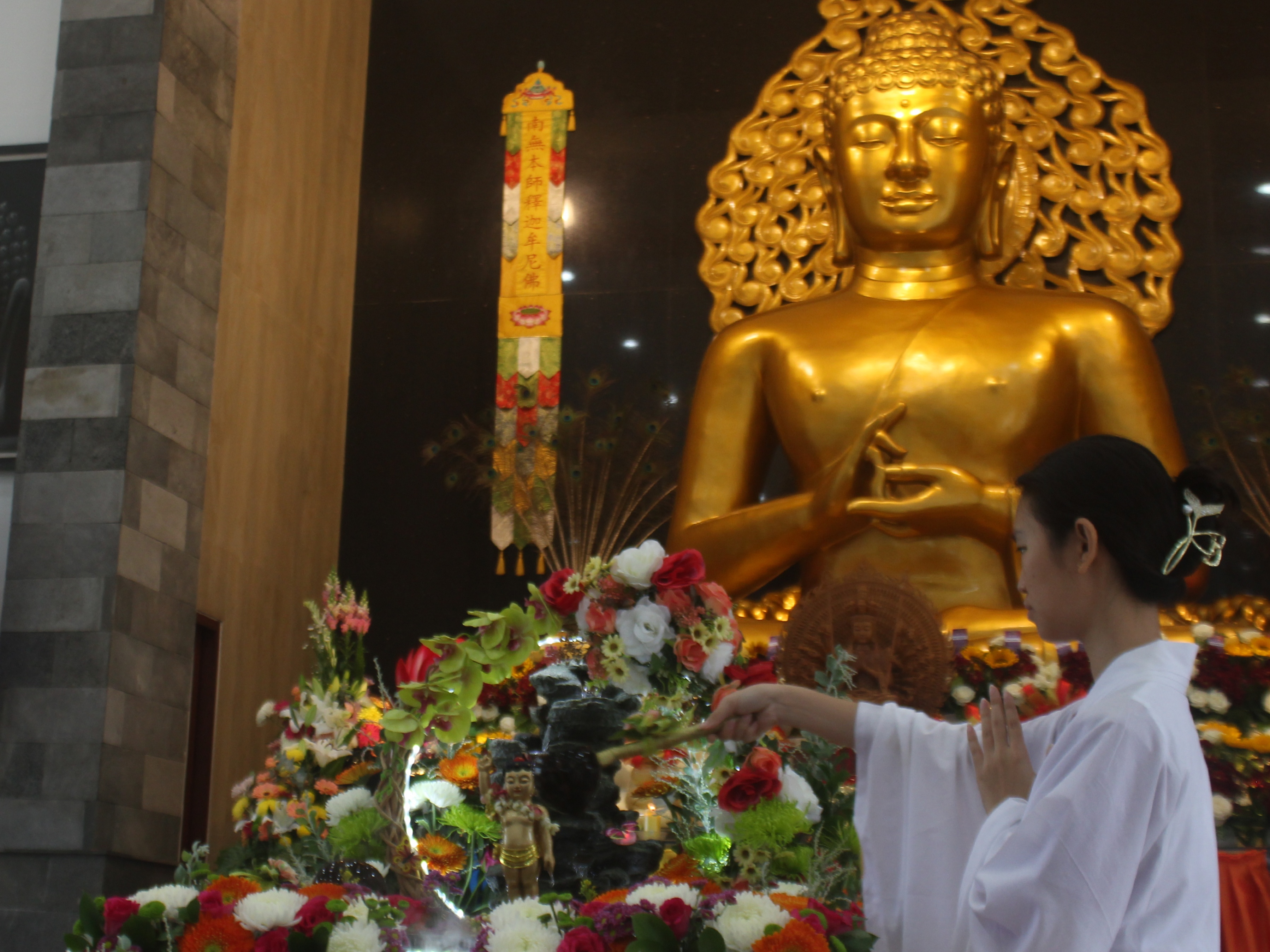 KHUSYUK: Umat Buddha mengikuti prosesi perayaan Tri Suci Waisak 2569 Tahun Buddha di Vihara Buddhayana Dharmawira Centre, Minggu (11/5).&nbsp;