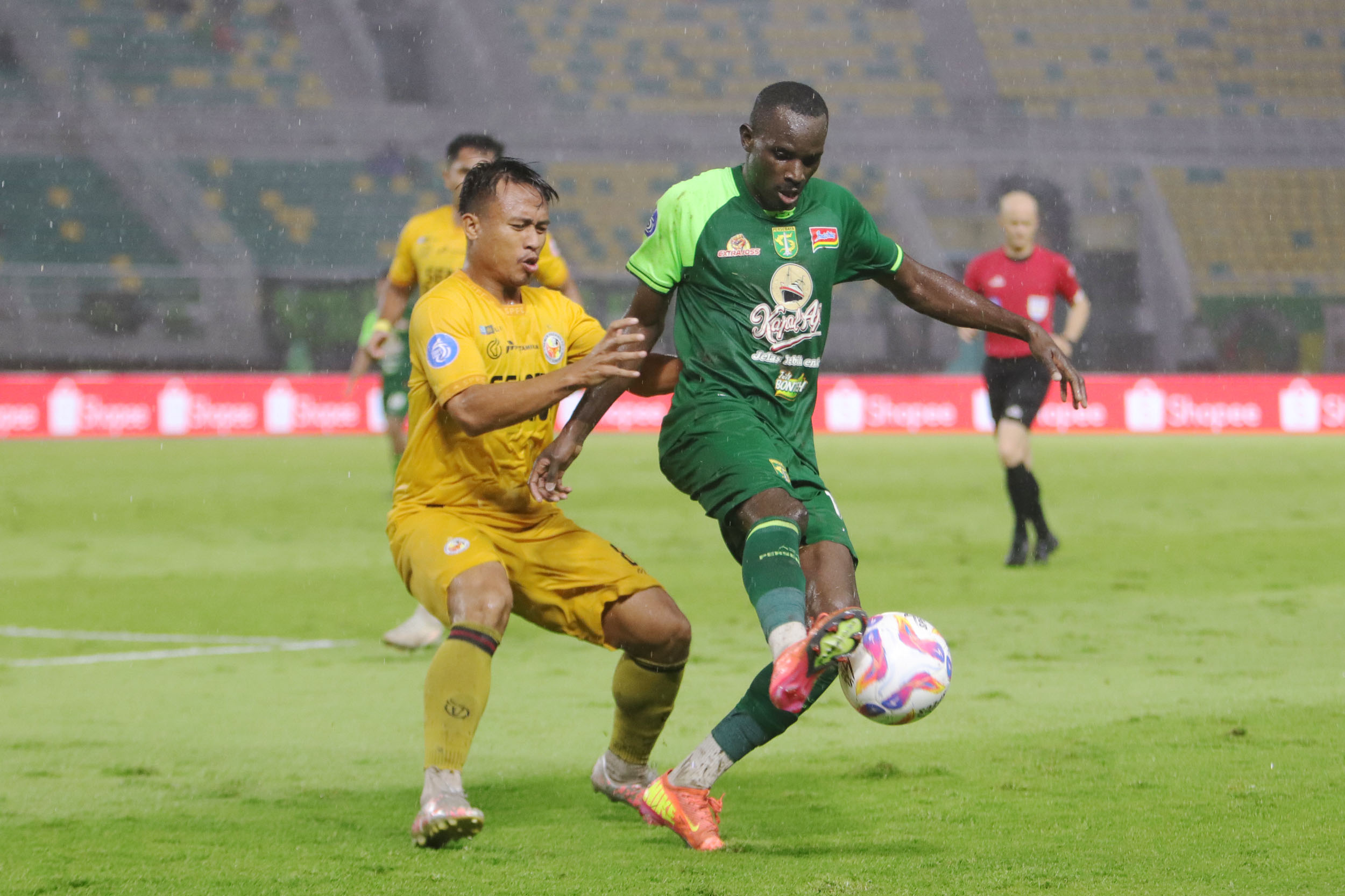 Flavio Silva (kanan) gagal memanfaatkan peluang menjadi gol untuk Persebaya.