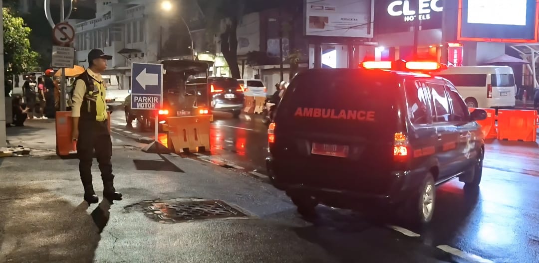 EVAKUASI : Jenazah korban dievakuasi menggunakan ambulans Dinsos Kota Surabaya untuk dibawa ke rumah sakit.