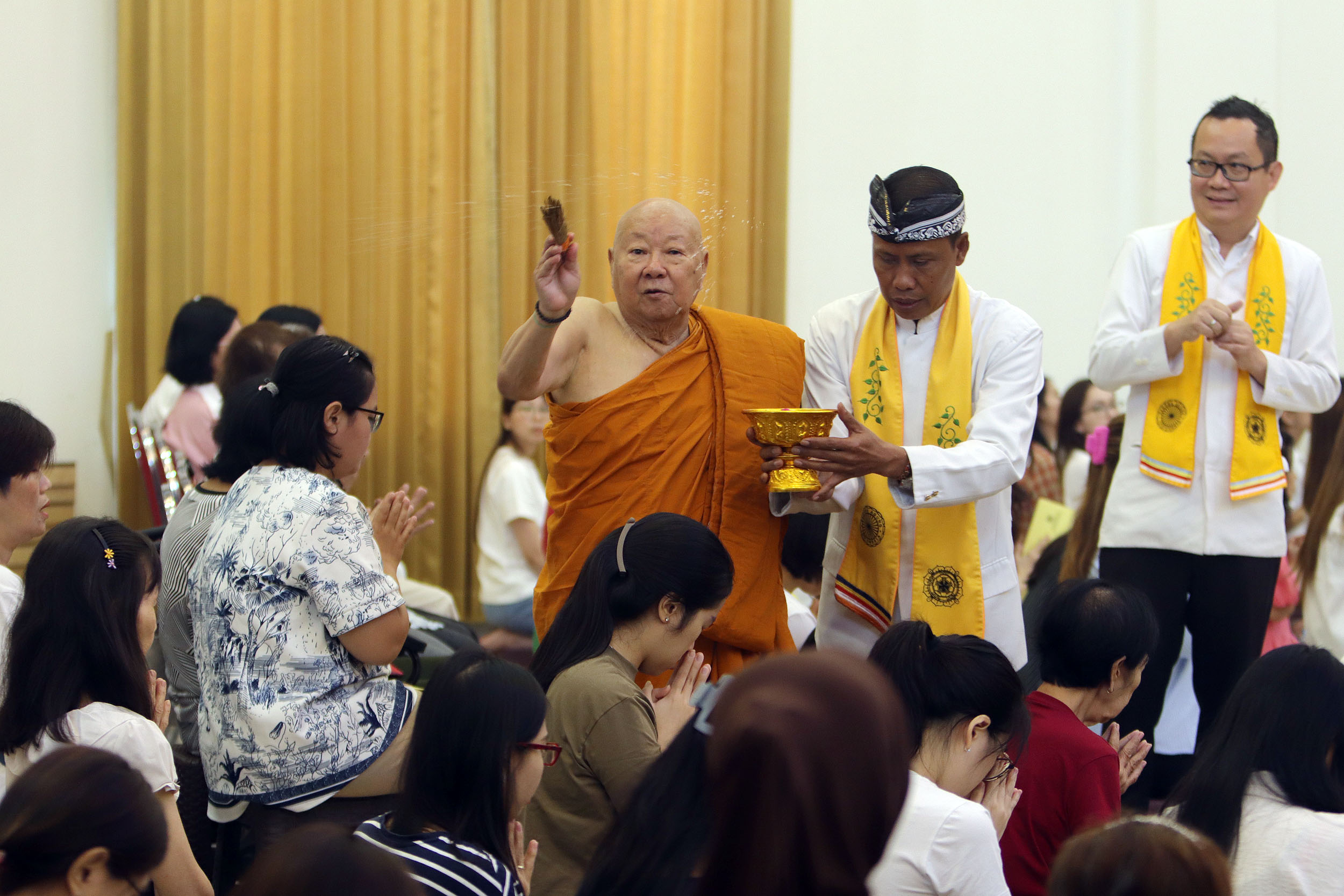 PEMBERKATAN: Bhante Viriyanadi Mahathera dari Maha Vihara Mojopahit, Trowulan, melakukan pemberkatan kepada umat Buddha, dalam perayaan Hari Waisak 2025 di Vihara Buddhayana Surabaya, Senin (12/5).
