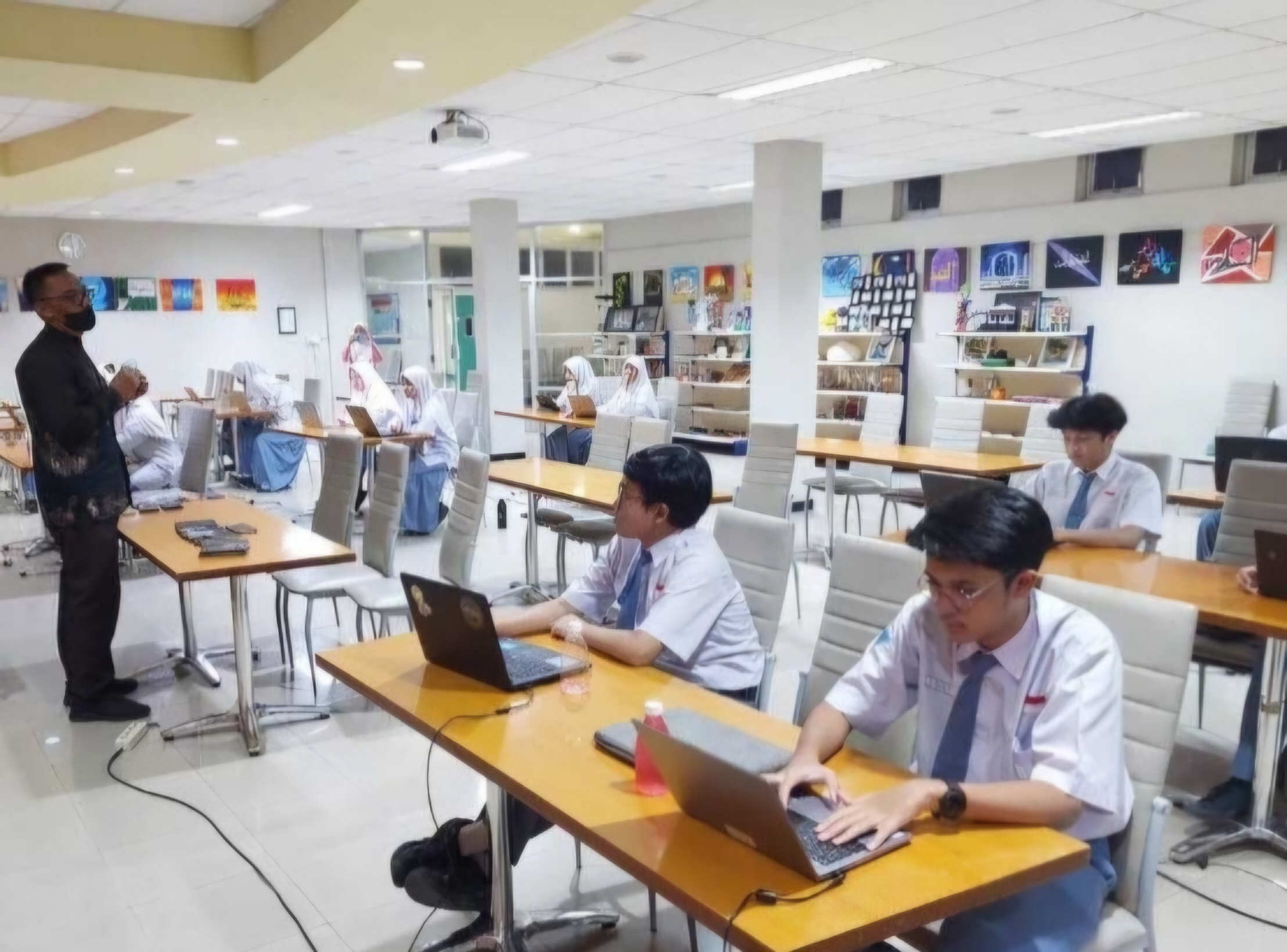 TERBAIK: Para siswa SMA Al Hikmah Surabaya saat belajar komputer. (ANAS/RADAR SIDOARJO)