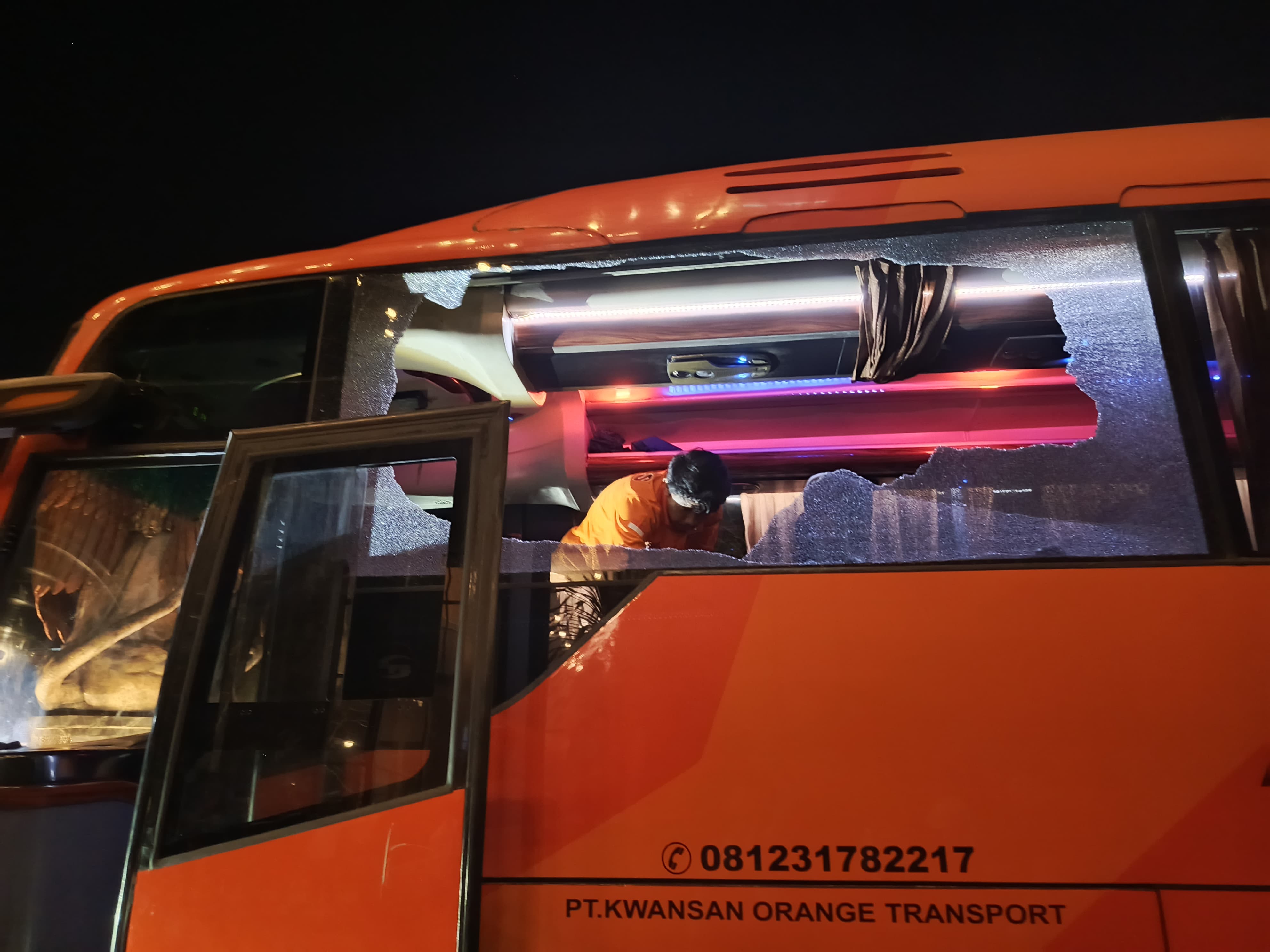 Bus Persik jadi korban aksi oknum suporter yang tidak bertanggung jawab.