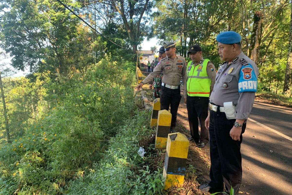 LOKASI : Polisi saat melakukan olah TKP di lokasi kecelakaan jip wisatawan yang masuk jurang di jalur wisata Bromo, Malang. (ANTARA/RADAR SURABAYA)
