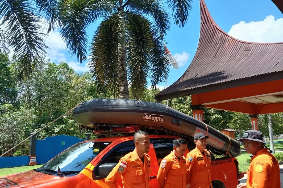 UPAYA : Tim SAR melakukan pencarian terkait laporan pria diterkam buaya di Kanal PT BPP, Pasaman Barat, Sumatera Barat. (ANTARA/RADAR SURABAYA)