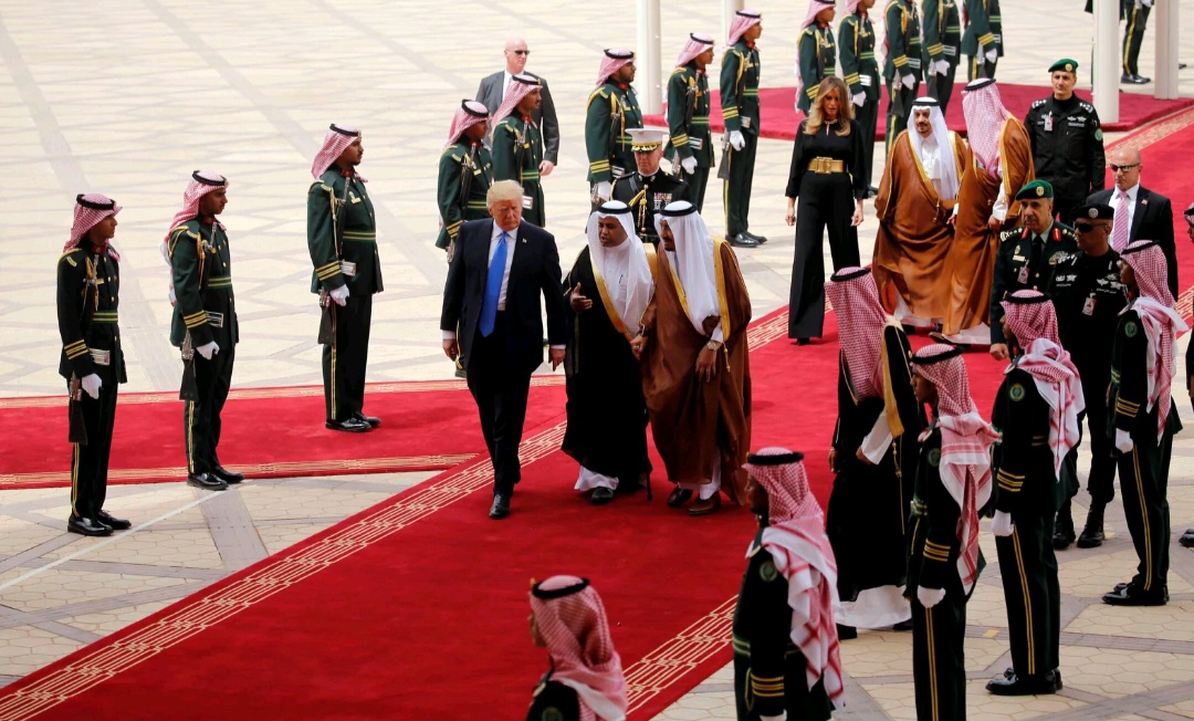 Raja Arab Saudi Salman bin Abdulaziz Al Saud menyambut Presiden Donald Trump selama upacara penerimaan di Riyadh, Arab Saudi, pada tanggal 20 Mei 2017.