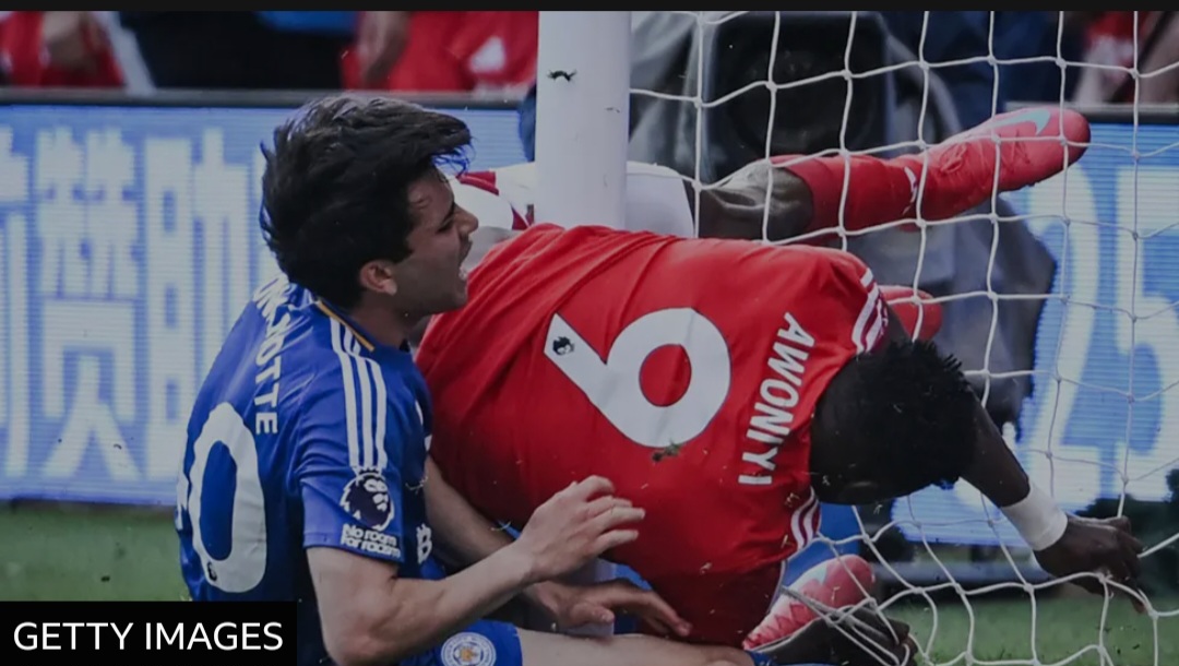 Taiwo Awoniyi tabrakan tiang gawang saat laga lawan Leicester City.
