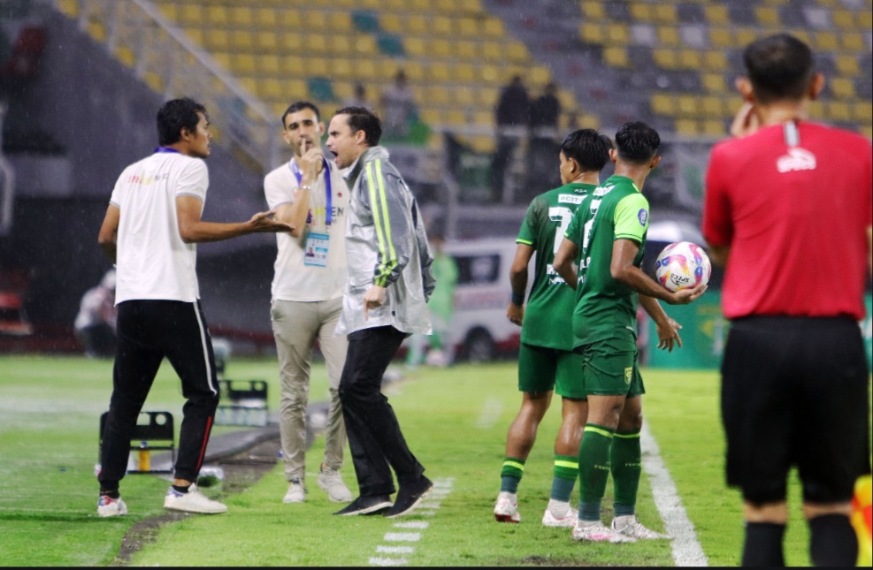 Paul Munster diganjar kartu merah dan tidak bisa mendampingi skuad Persebaya saat menghadapi Borneo FC.
