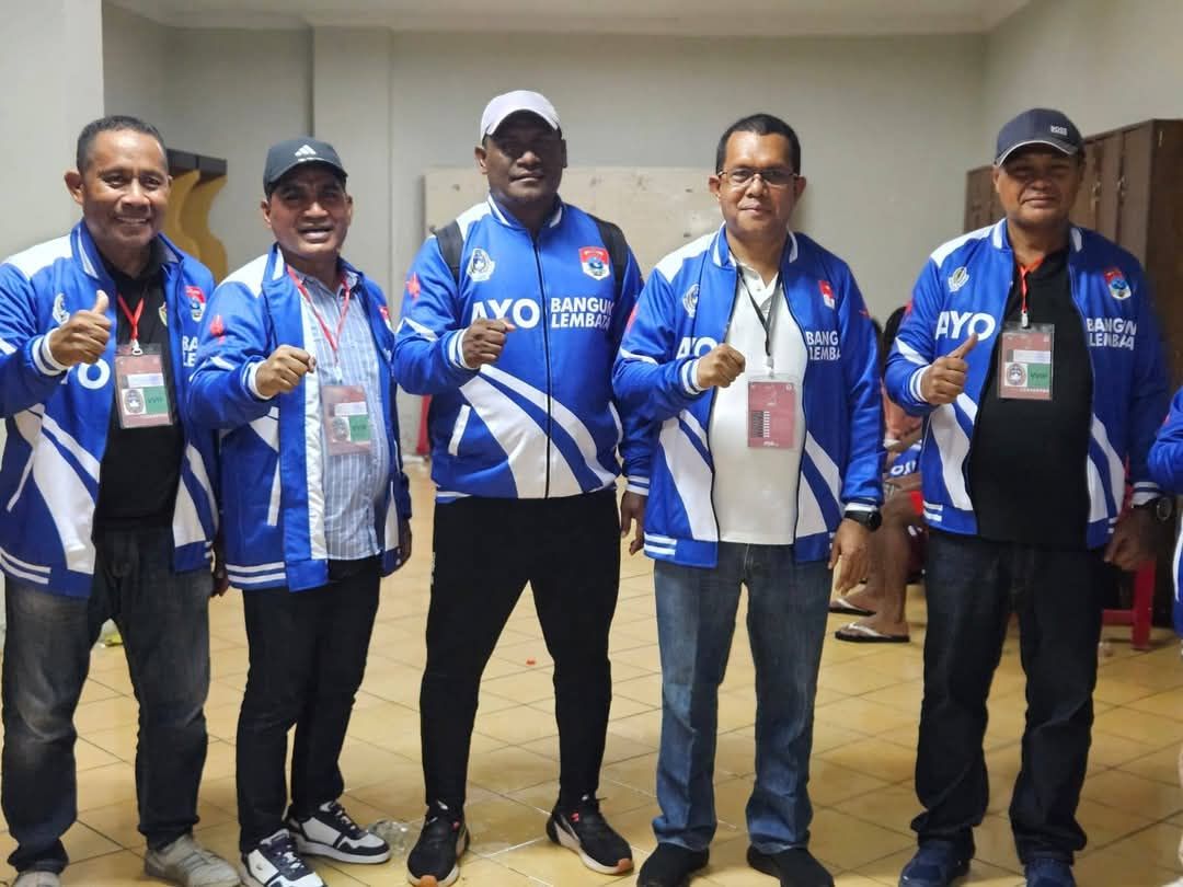 Pelatih Persebata Lembata Adnan Mahing (tengah) bersama Gubernur NTT Melky Lakalena serta pengurus Asprov PSSI NTT. (IST)