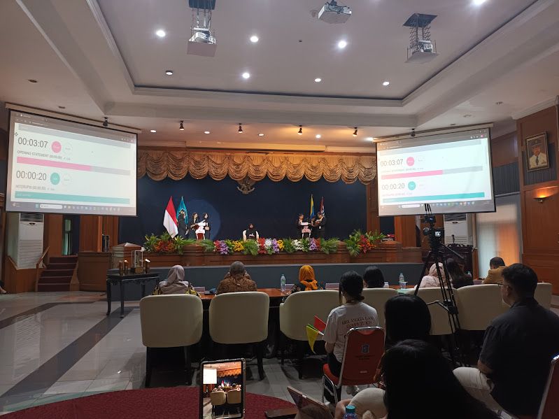 SERIUS: Suasana final Debat Hukum Nasional Airlangga Law Competition (ALC) V 2025 yang dihelat di Graha Sawunggaling, Pemkot Surabaya.
