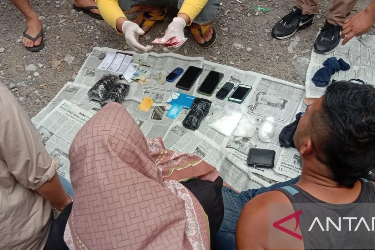 GELEDAH : BNNP Sumatera Barat menggagalkan pengiriman SS seberat 1,5 kilogram di Bukittinggi. Mereka menumpang bus ALS dan menyimpan narkoba di tubuhnya. (ANTARA/RADAR SURABAYA)