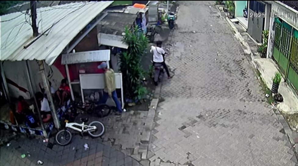 TEREKAM : Dua jambret yang beraksi di Sambisari, Sambikerep, Surabaya, ternyata lepas lat nomor sebelum ambil HP korban. (IST/RADAR SURABAYA)