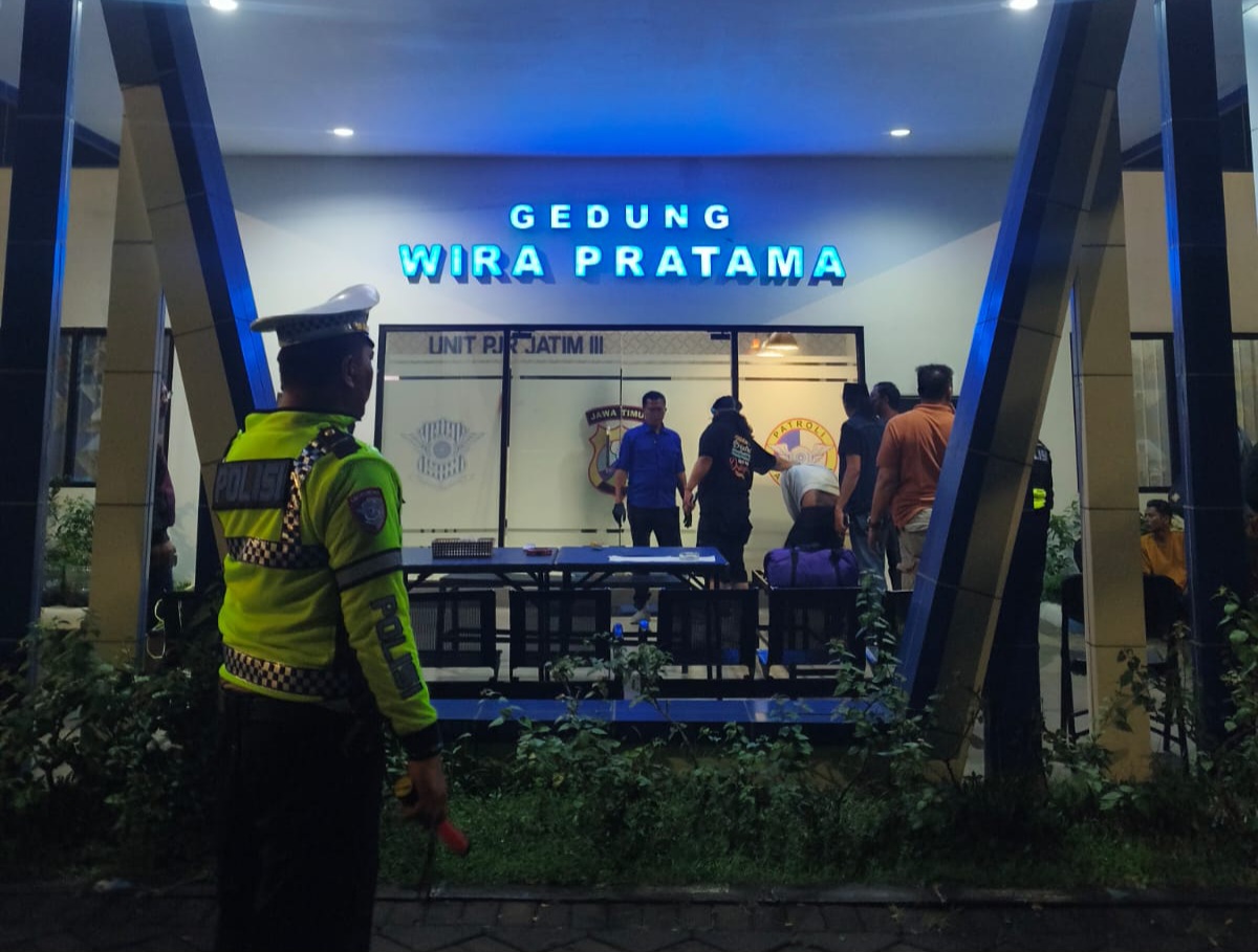 DIAMANKAN: Kurir SS yang membawa tujuh kilogram sabu di exit Tol Warugunung, Surabaya, saat diamankan PJR Polda dan BNNP Jatim. (IST/RADAR SURABAYA)