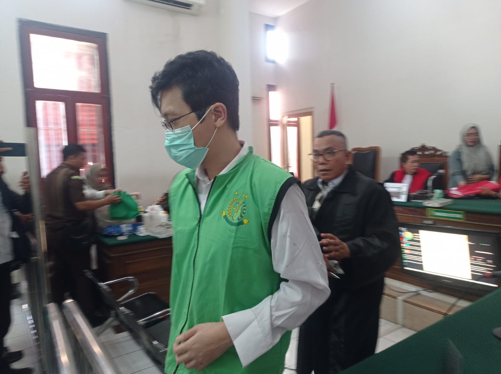 LEMAS : Terdakwa Irwan Santoso saat menjalani sidang lanjutan terkait impor narkotika jenis DMT di PN Surabaya. (SURYANTO/RADAR SURABAYA)