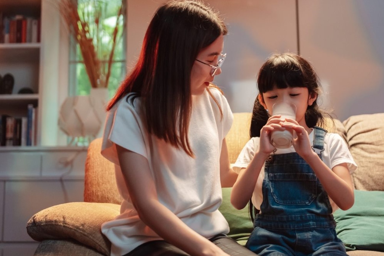 Minum susu sebelum tidur bisa memberikan manfaat bagi anak-anak, namun ada hal-hal yang harus diperhatikan.