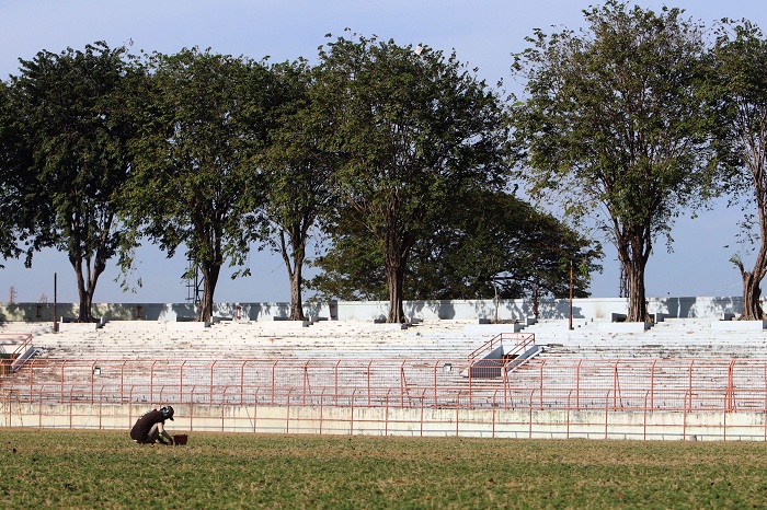 PERAWATAN: Sebagai salah satu stadion legendaris di Kota Surabaya, Stadion Gelora 10 November (dulu Lapangan Tambaksari) mendapat perawatan terbaik. Secara rutin rumput disiangi dari parasit.