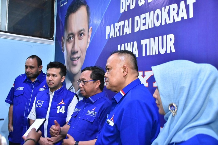DOORSTOP: Sekretaris Jenderal Partai Demokrat Herman Khaeron (tengah) melakukan kunjungan silaturahmi ke kantor Dewan Pimpinan Daerah (DPD) Partai Demokrat Jawa Timur, Selasa (14/5).