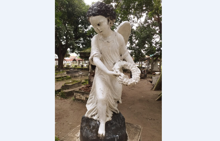 YANG TERSISA: Patung yang masih utuh di makam Eropa Peneleh Surabaya yang menggambarkan simbol spiritualitas kematian dan paska kematian