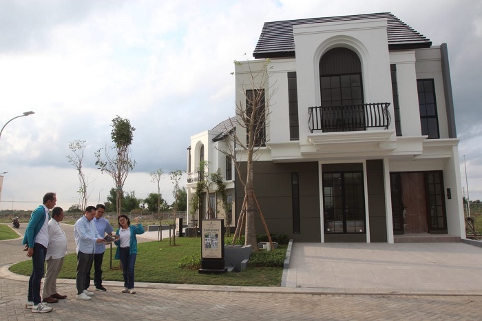 CLUSTER EXTENSION : Dari Kiri: Lauw Hendra, Bambang Waluyojati, Reinaldo Wenas, Setiawan Sugianto dan Vica Yustisiana saat meninjau rumah contoh tipe Calliandra di cluster Charlotte Extension.