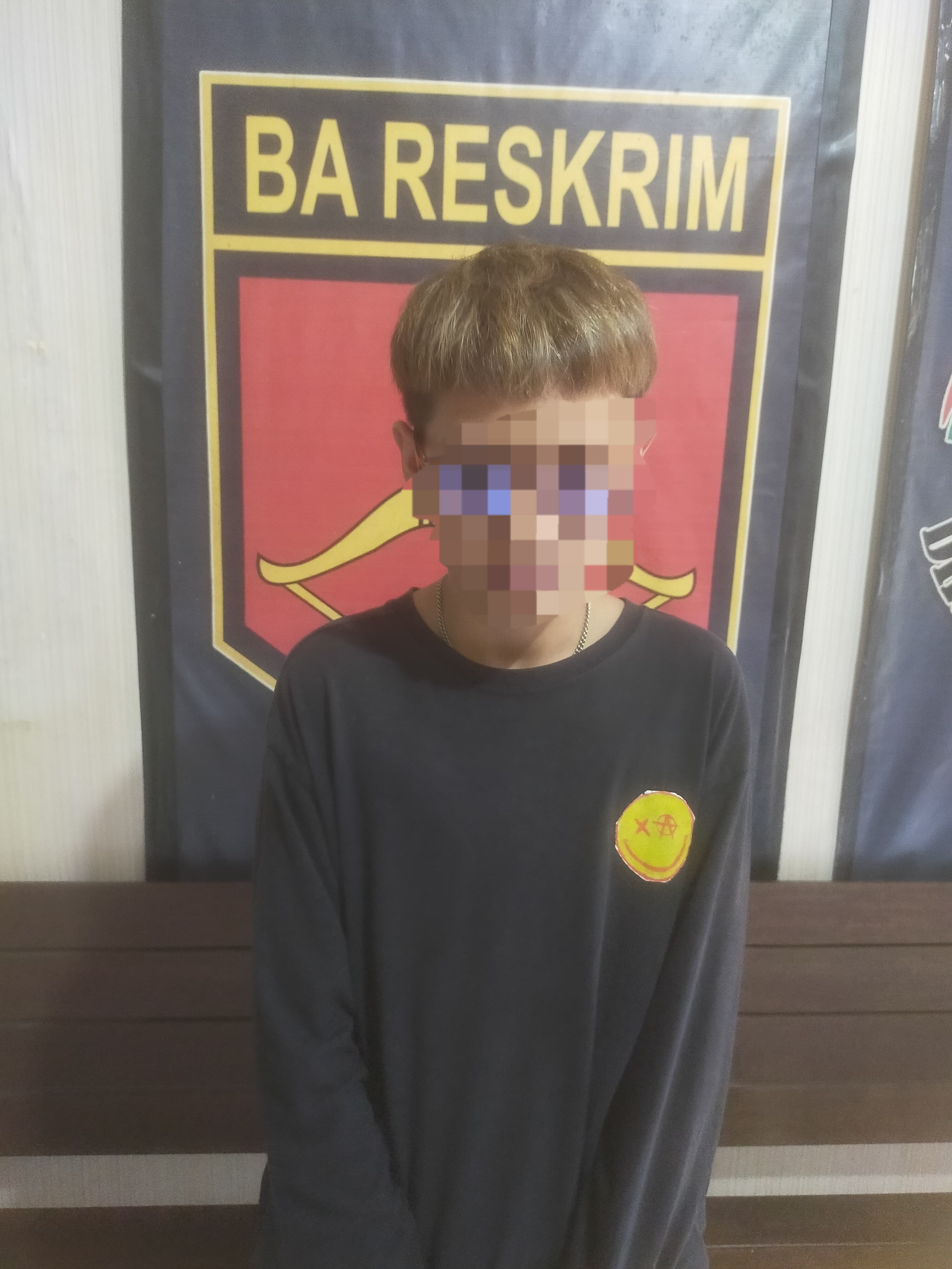 DIAMANKAN : Tersangka A saat diamankan Polsek Sukolilo usai mencuri uang persembahan di salah satu gereja di Surabaya Timur. (IST/RADAR SURABAYA)