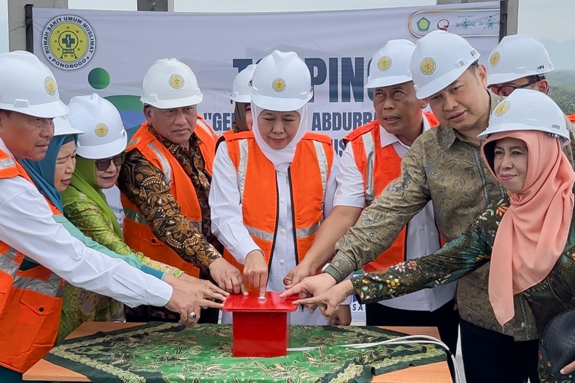 SINERGIS: Khofifah hadir langsung untuk melakukan topping off Rumah Sakit Umum (RSU) Muslimat NU Ponorogo, yang disebut sebagai kado menjelang satu abad Nahdlatul Ulama (NU).