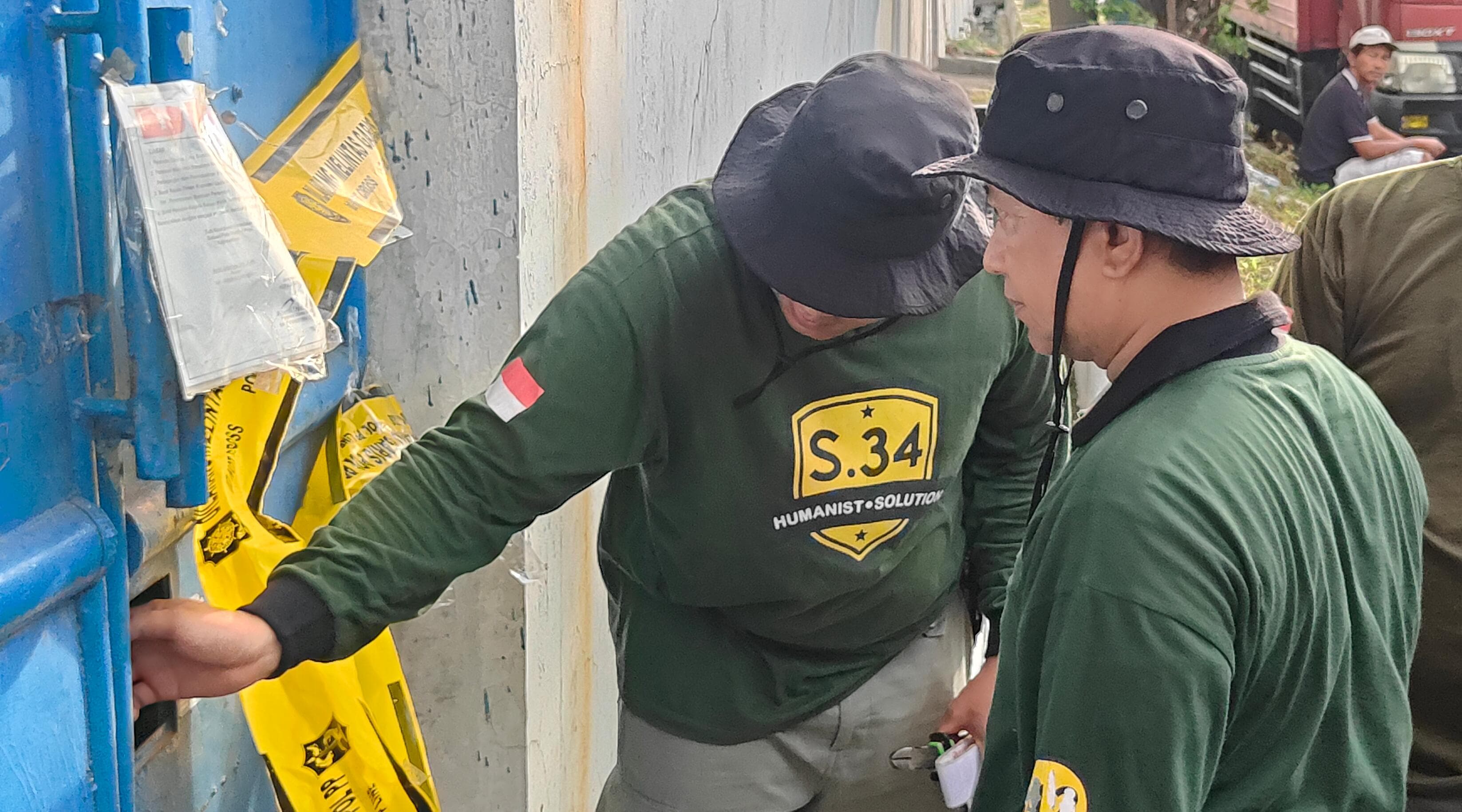 TERKUNCI : Satpol PP Surabaya membuka garis segel di UD Sentoso Seal. Polda Jatim menggeledah rumah dan gudang Jan Hwa Diana untuk cari bukti terkait kasus penggelapan ijazah. (IST/RADAR SURABAYA)