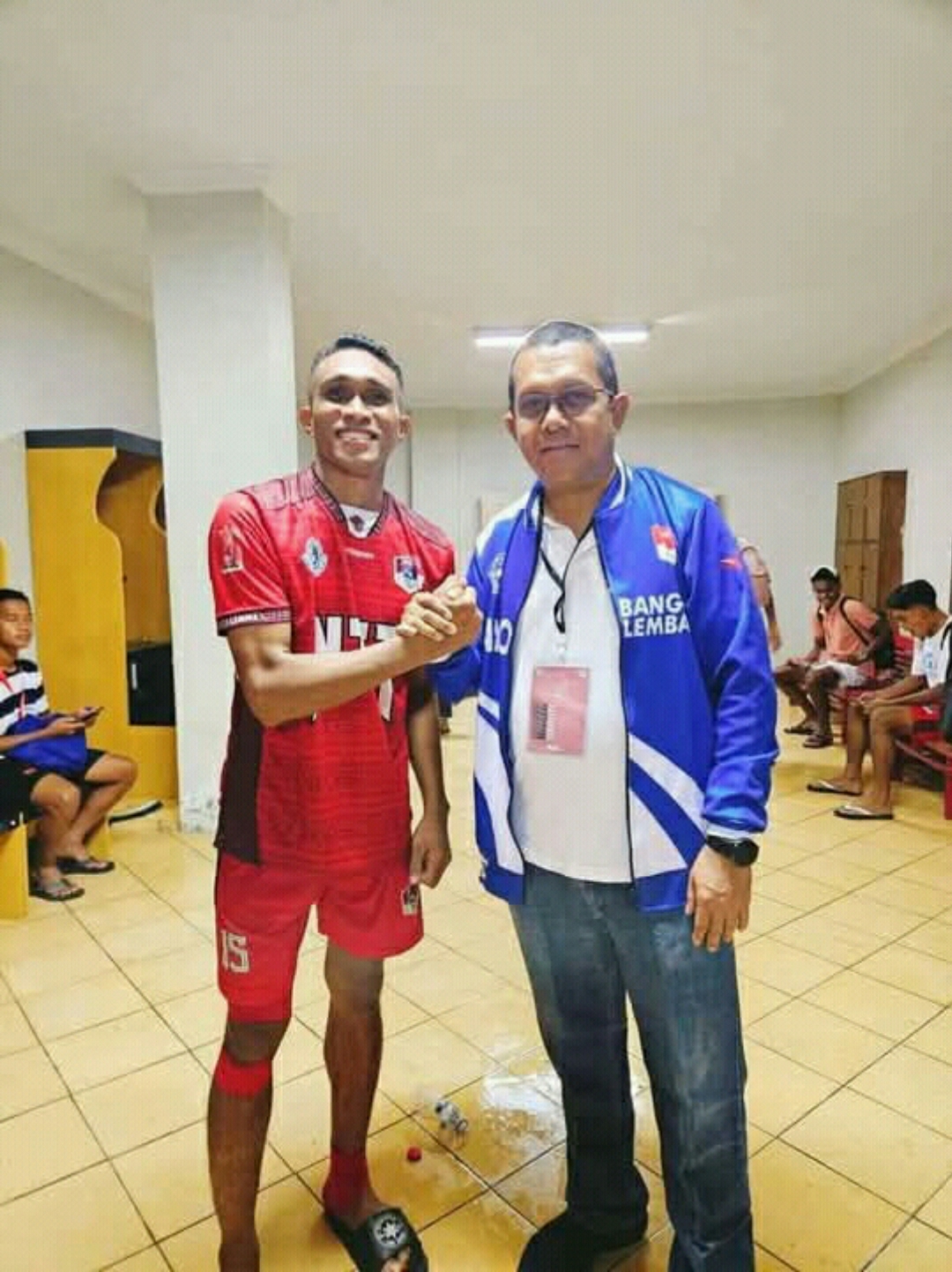 Gubernur NTT Melky Lakalena menyalami pemain Persebata Lembata di Bantul Jogjakarta. (IST)