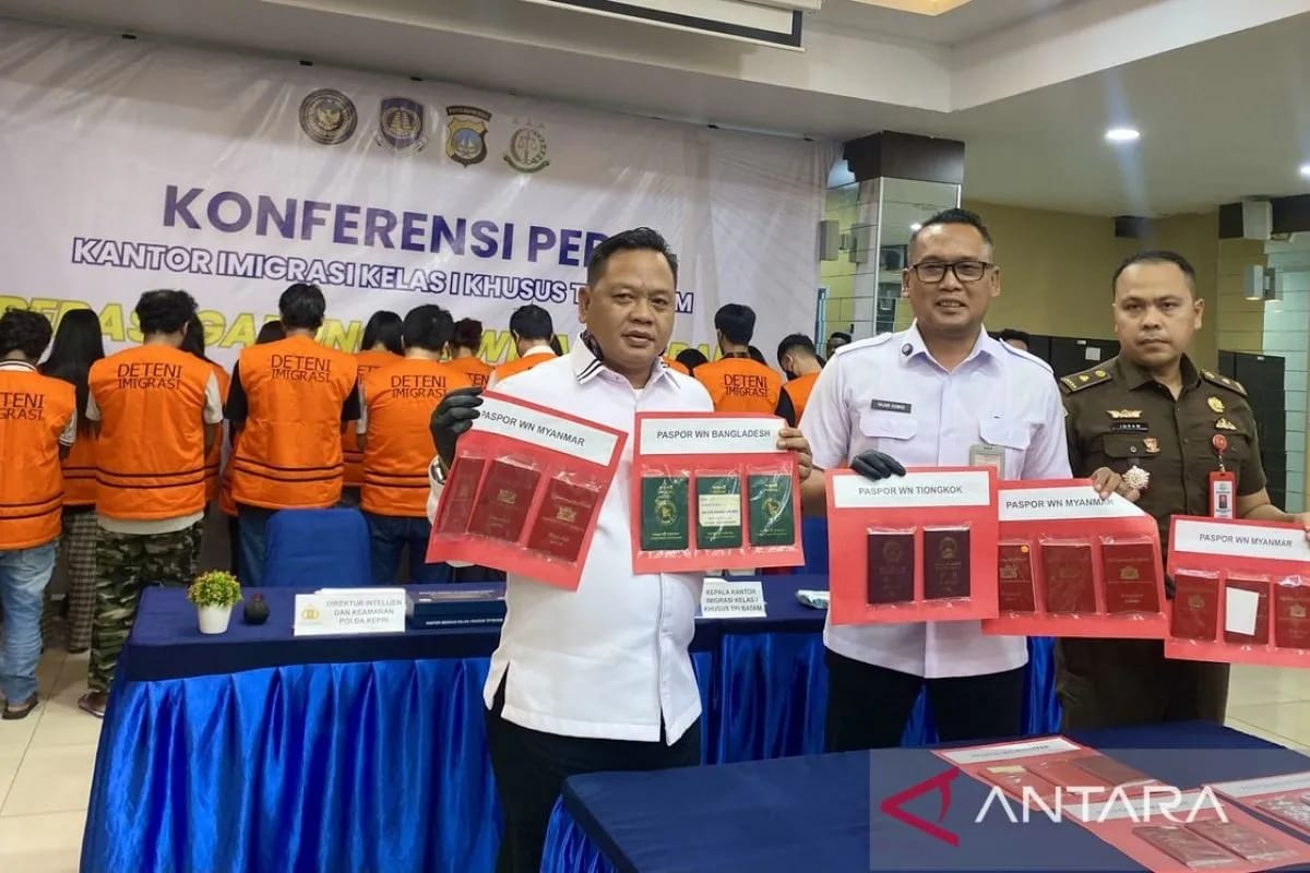 DIAMANKAN : Petugas gabungan menunjukkan barang bukti dari 23 WNA yang diamankan Kantor Imigrasi Batam serta Polda Kepri karena melanggar aturan imigrasi.(ANTARA/RADAR SURABAYA)