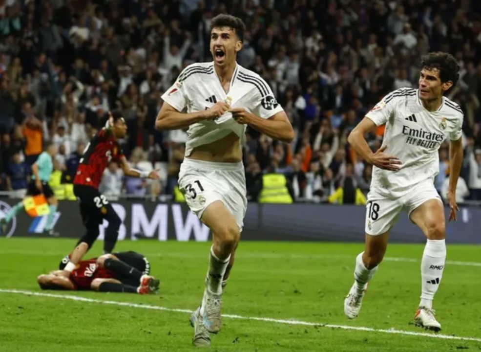 Jacobo Ramon (kiri) bawa Real Madrid raih kemenangan di menit-menit akhir pertandingan.
