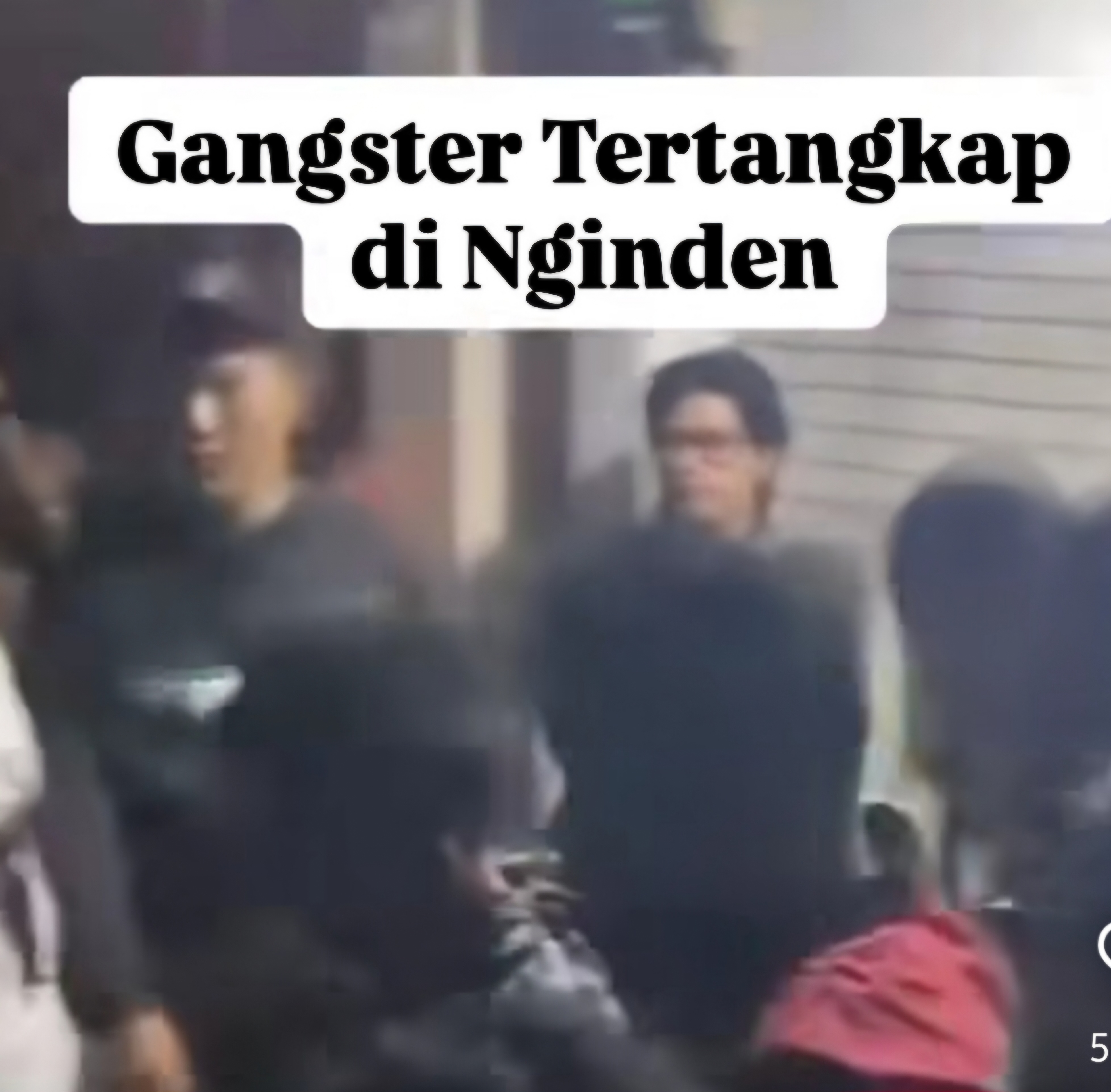 PEMBINAAN : Sebanyak 12 remaja diamankan Polsek Sukolilo usai tawuran di Jalan Nginden Semolo, Surabaya. Diduga tawuran pecah karena urusan utang. (IST/RADAR SURABAYA)