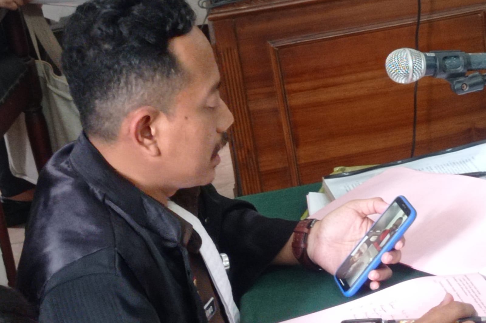 ONLINE : Sidang kasus penikaman ayah mertua di Tegalsari, Surabaya. Terdakwa Ari divonis PN Surabaya tuga tahun penjara. (SURYANTO/RADAR SURABAYA)
