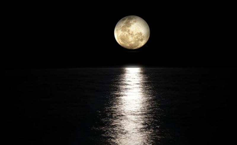 Bulan purnama telah lama menjadi simbol mistis dan spiritual dalam berbagai budaya, termasuk di Jawa.