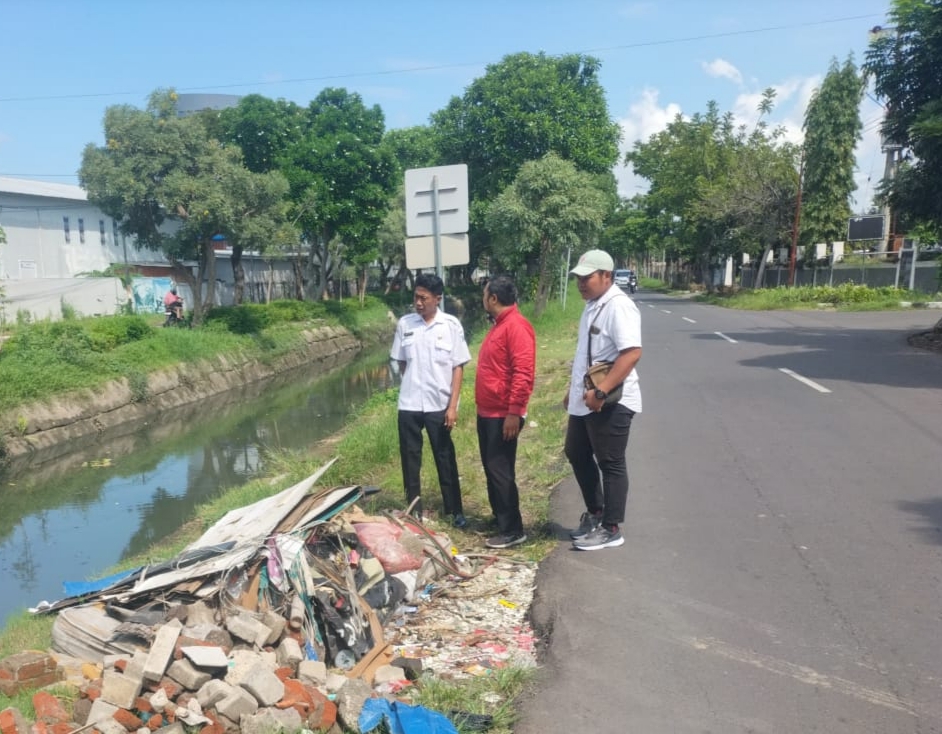 TINDAK TEGAS: Tim Yustisi DLH Kota Surabaya saat patrol dan penindakan terhadap pelaku pembuangan sampah liar di Surabaya.