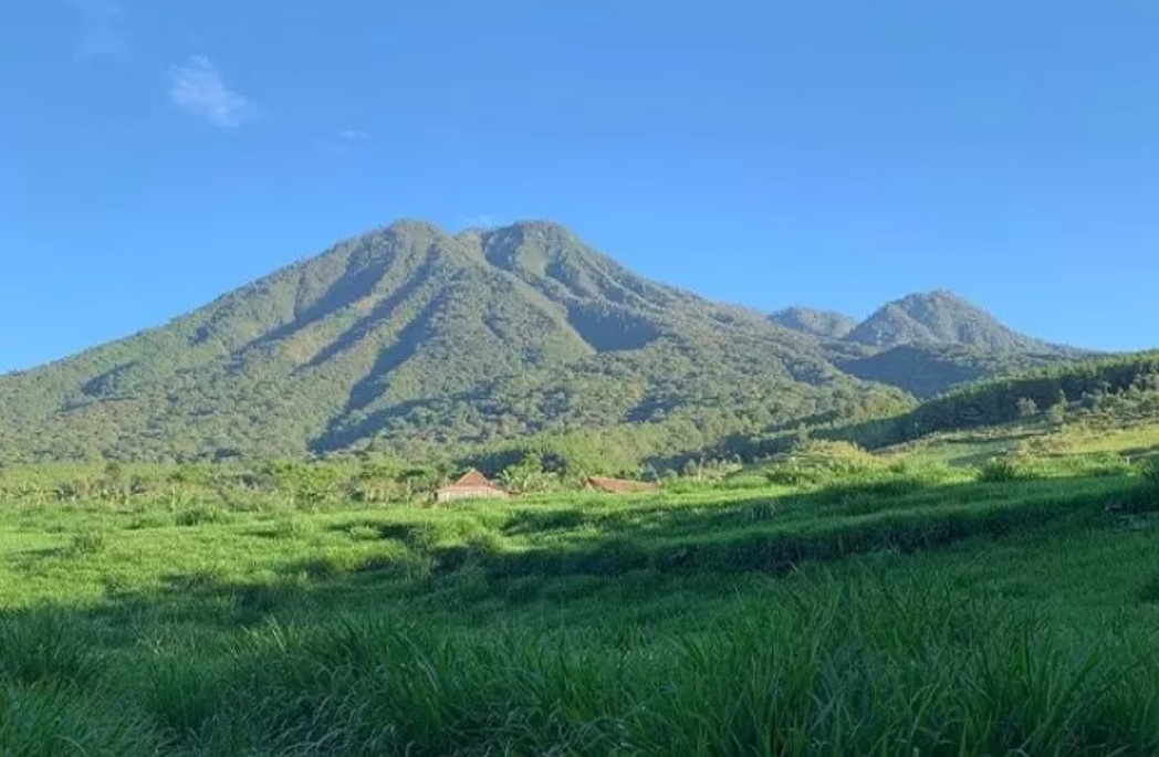 Jawa Timur memiliki deretan gunung yang dikenal angker dan sangat lekat dengan cerita mistis.