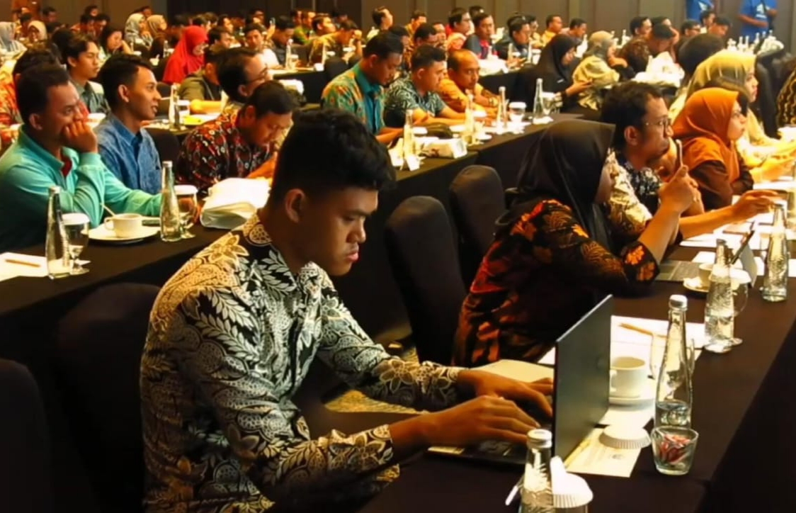 DILATIH: Para guru di Surabaya saat latihan untuk mengintegrasikan MLBB ke dalam kegiatan sekolah.