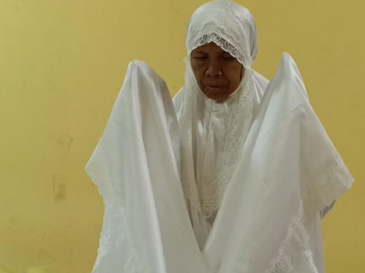 TEKUN: Calon jemaah haji asal Mojokerto, Diyem Wiryorejo saat melakukan salat di Embarkasi Surabaya sebelum berangkat ke Madinah.