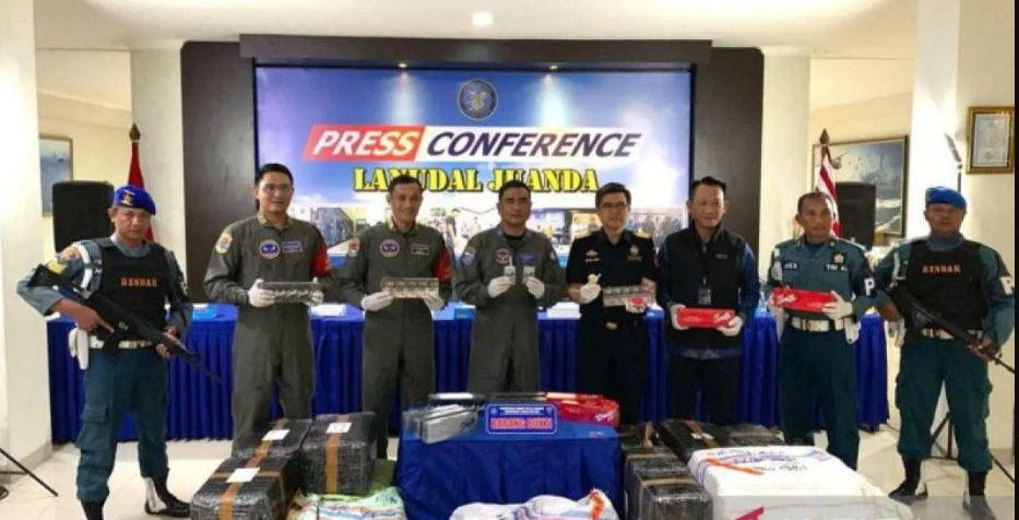 Pengungkapan rokok ilegal di Bandara Internasional Juanda Surabaya. (IST)