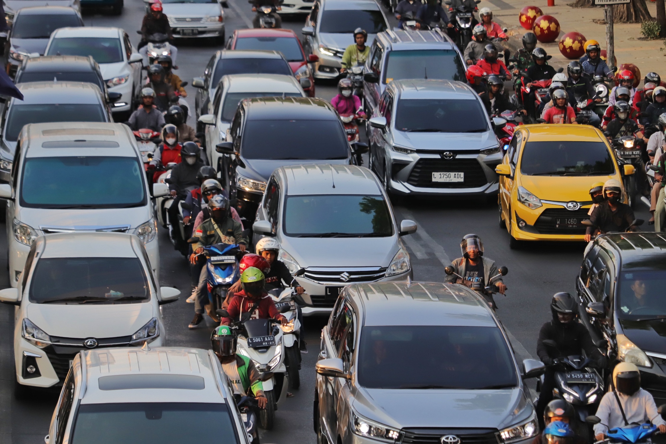 Berdasarkan data TomTom Traffic Index 2024, rata-rata waktu tempuh di Surabaya mencapai 22 menit 52 detik per 10 kilometer karena parahnya kemacetan.