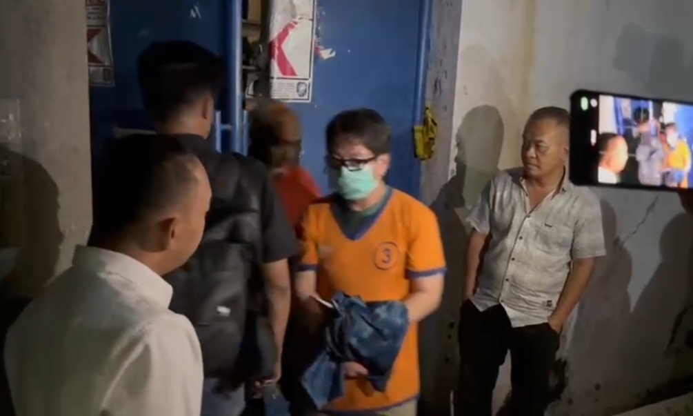 DITEMUKAN : Polda Jatim menemukan ijazah berikut tanda terima usai menggeledah rumah Jan Hwa Diana serta gudang UD Sentoso Seal. Nampak Handy suami Diana ikut dalam penggeledahan. (IST/RADAR SURABAYA)