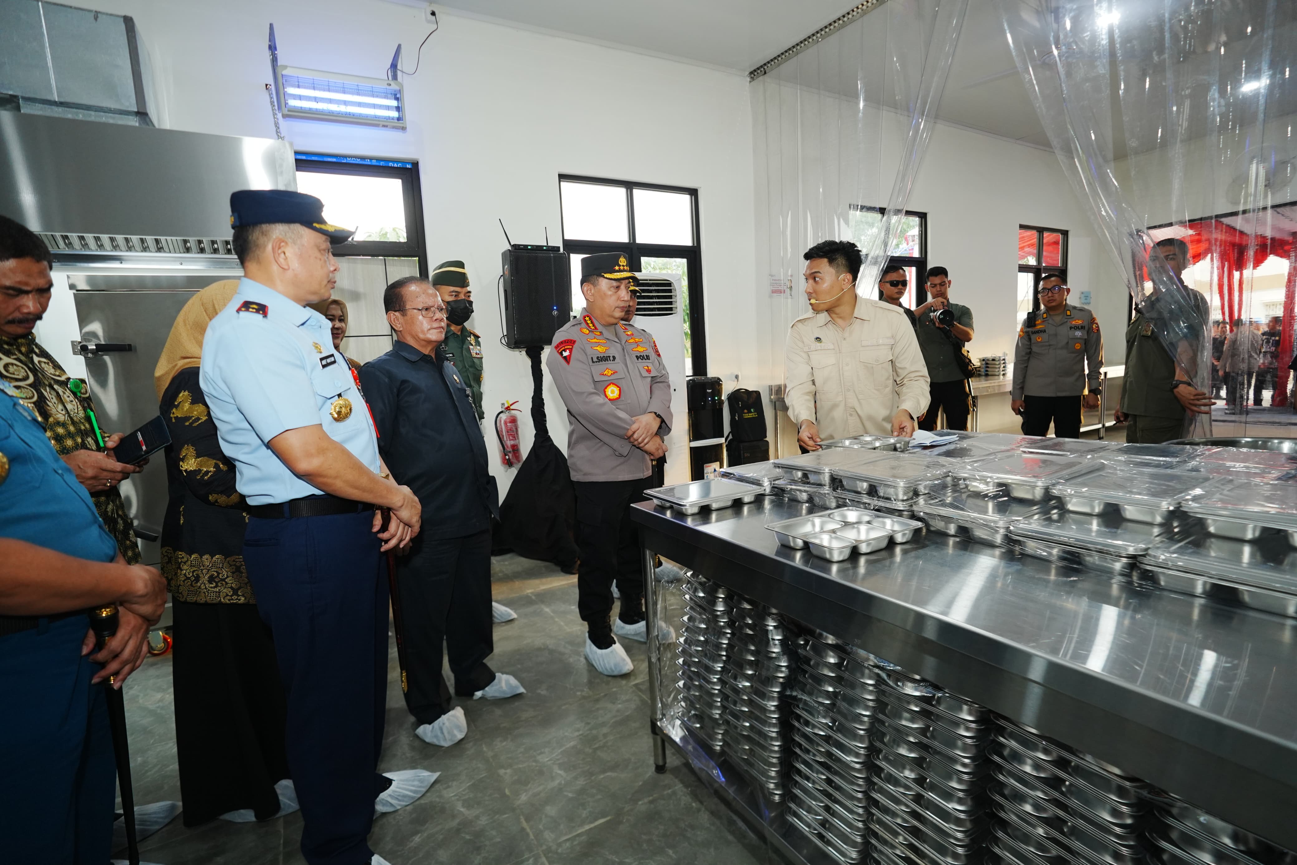 CEK KESIAPAN : Kapolri Jenderal Polisi Listyo Sigit Prabowo saat meninjau langsung SPPG di Makassar milik Polda Sulsel untuk kesiapan MBG. (ANTARA(RADAR SURABAYA)