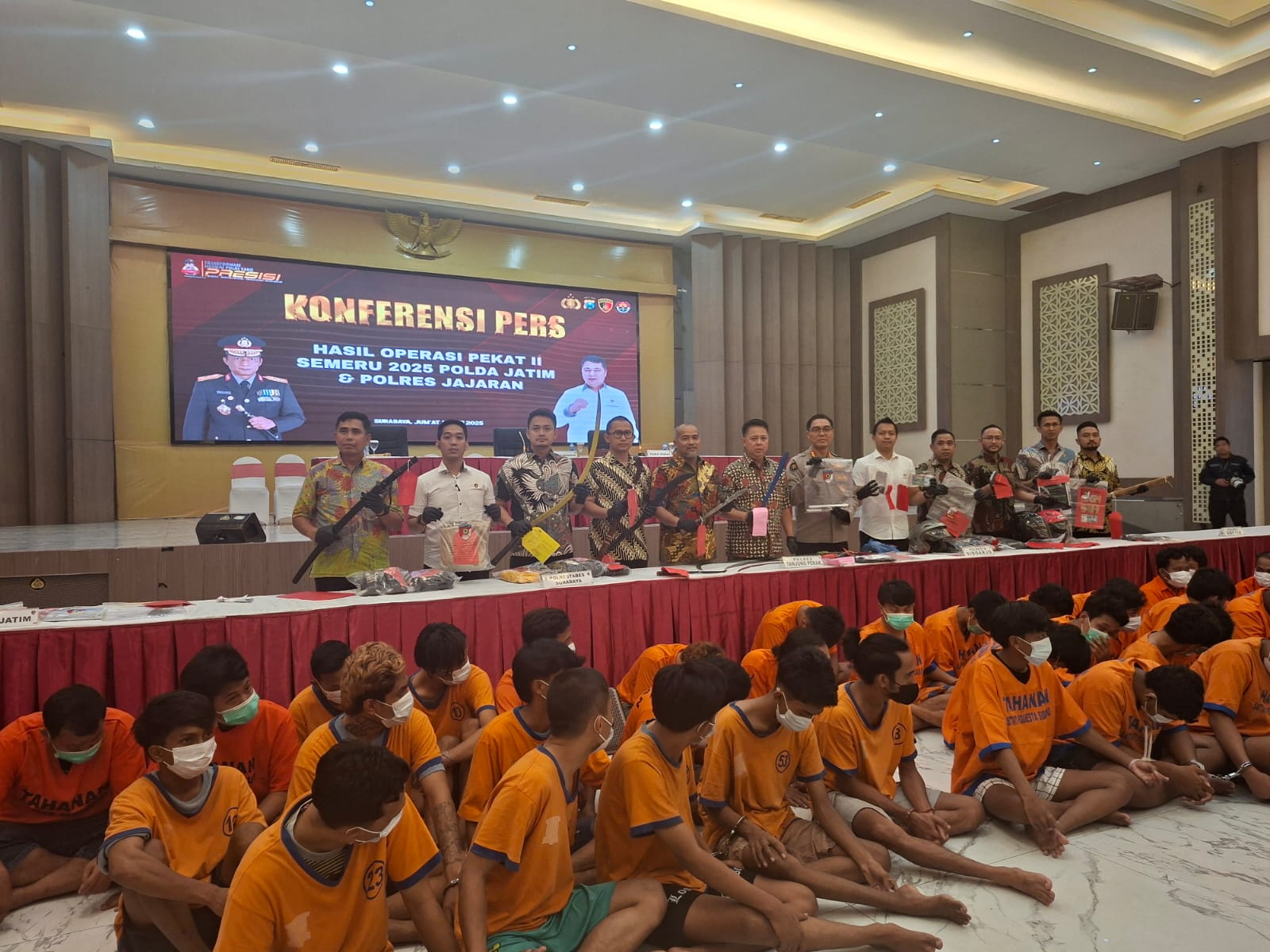 RIBUAN : Polda Jatim mengungkan ribuan kasus dan menangkap tersangka aksi premanisme selama dua pekan Operasi Pekat Semeru. (MAHRUS/RADAR SURABAYA)