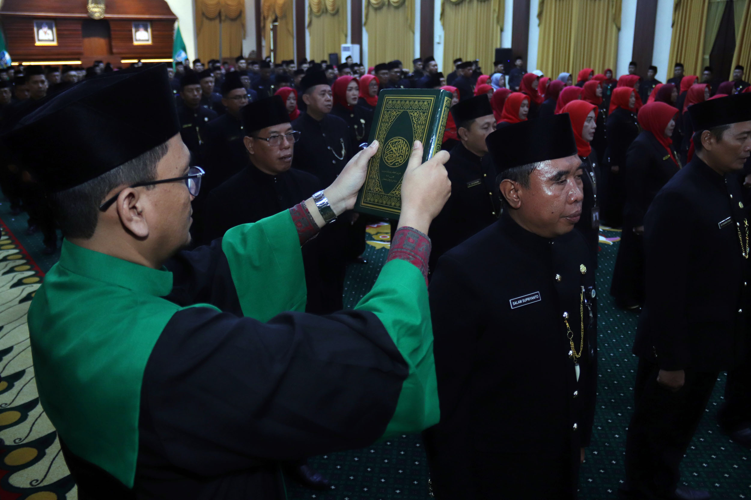 DILANTIK: Sebanyak 198 Kepala UPT Satuan Pendidikan di Jawa Timur, dilantik oleh Gubernur Jatim di Gedung Negara Grahadi, Surabaya, Jumat (16/5).