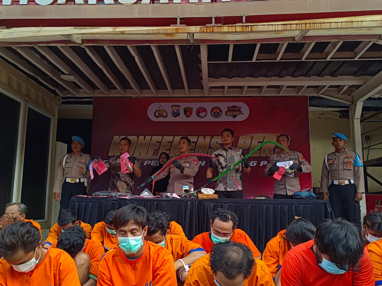 TEGAS : Kapolres Pelabuhan Tanjung Perak AKBP Wahyu Hidayat menunjukkan barang bukti Operasi Pekat Semeru. Tangkap 37 tersangka kasus premanisme hingga kejahatan jalanan. (SURYANTO/RADAR SURABAYA)
