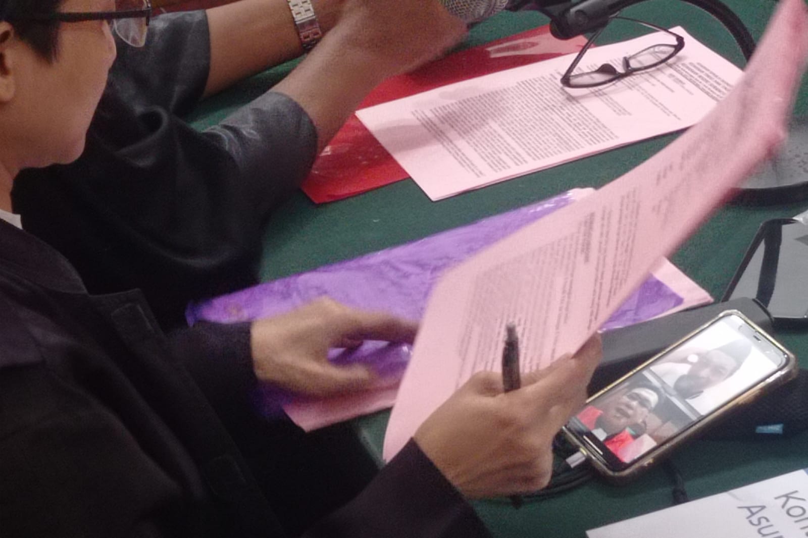 TUNTUTAN : Agus Supriyanto saat menjalani sidang secara online di Pengadilan Negeri (PN) Surabaya. Ia dituntut 1,5 tahun penjara. (SURYANTO/RADAR SURABAYA)