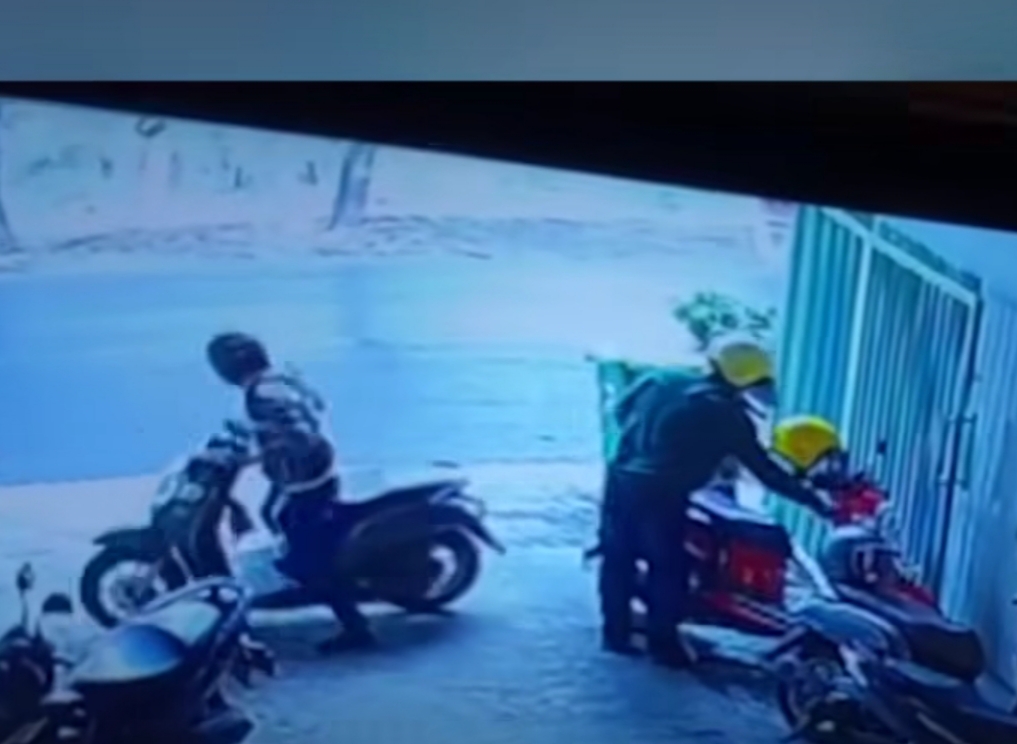 TERPANTAU : Dua pelaku curanmor terekam CCTV saat beraksi di salah satu kafe di Babatan, Wiyung, Surabaya. Ia mencuri sepeda motor dalam hitungan detik. (IST/RADAR SURABAYA)