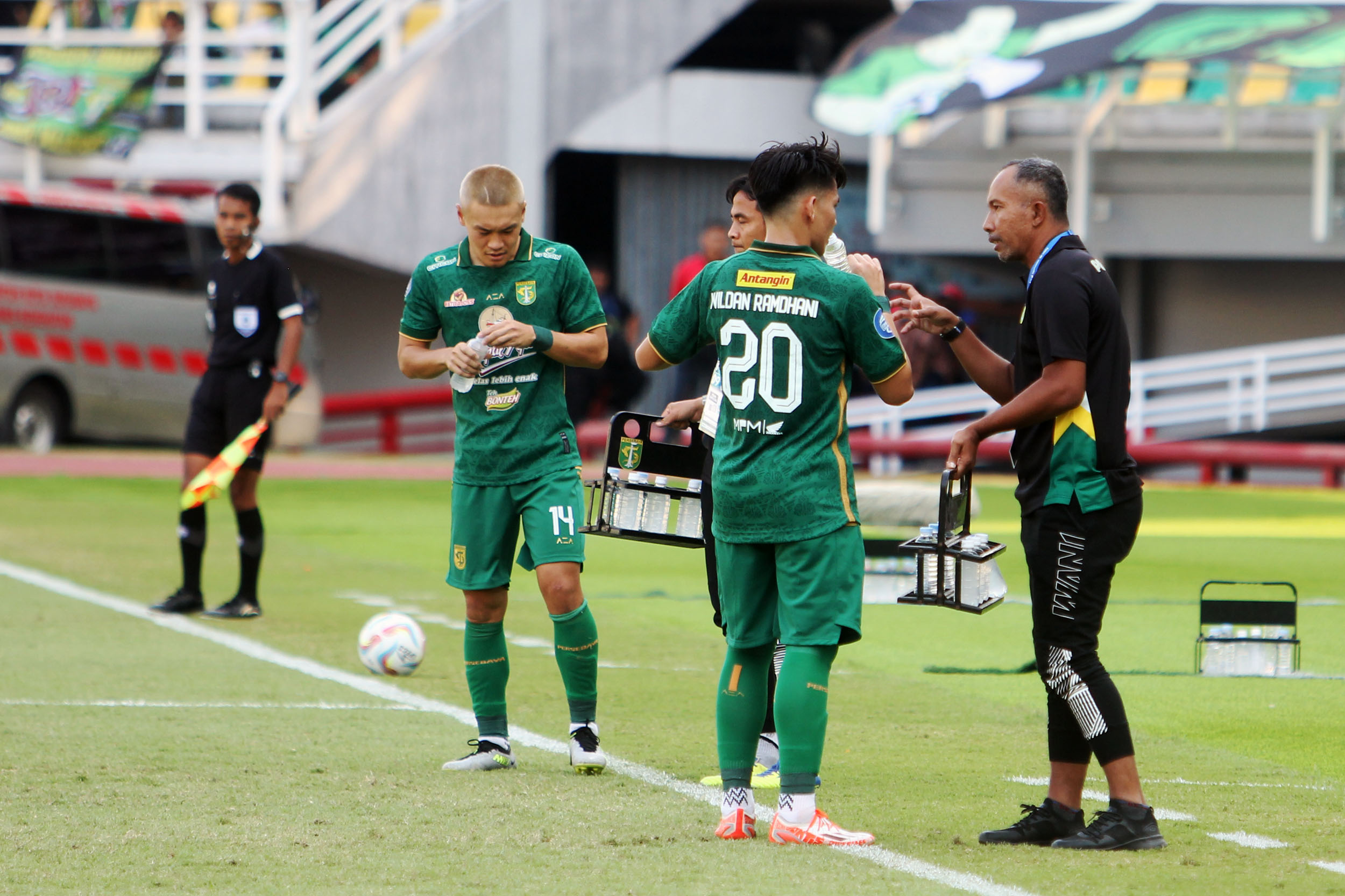 Uston Nawawi punya catatan bagus bila menjadi pengganti posisi Paul Munster.