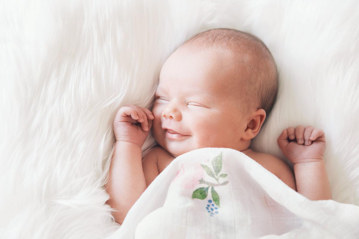 Anak-anak, khususnya bayi, sering terlihat tersenyum saat tidur